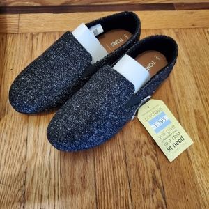 NWT Tom's slip on black loafers with faux shearling, size 8.5